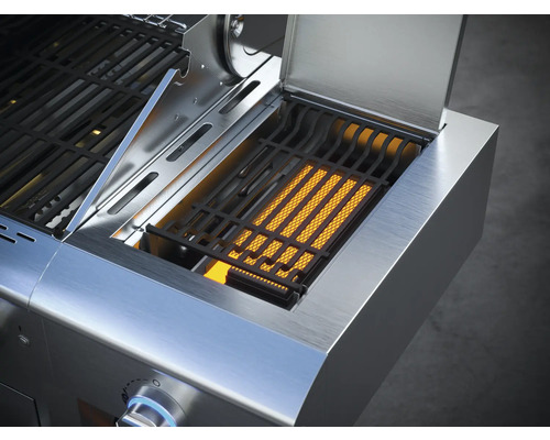 Vue détaillée d''un barbecue en acier inoxydable avec brûleur latéral ouvert