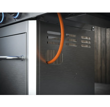 Vue détaillée d''un barbecue à gaz en acier inoxydable avec tuyau de gaz