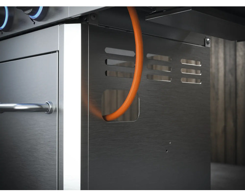 Vue détaillée d''un barbecue à gaz en acier inoxydable avec tuyau de gaz