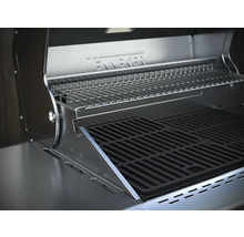 Vue intérieure d''un gril en acier inoxydable avec grille de cuisson et grille de maintien au chaud
