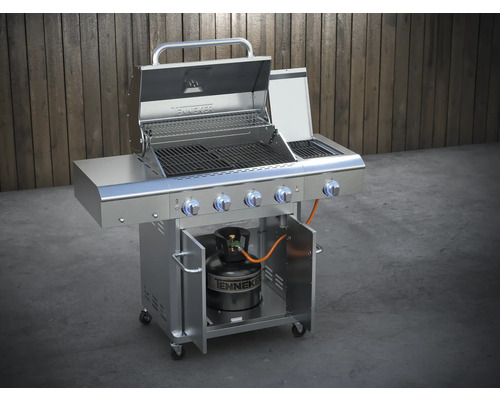 Grill à gaz en acier inoxydable avec couvercle ouvert et bouteille de gaz dans le meuble bas