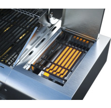 Detailaufnahme eines Grills mit geöffnetem Deckel und Grillrost