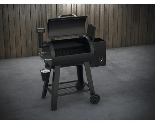 Schwarzer Pelletgrill mit Ablage und Rädern