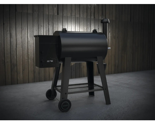 Schwarzer Pelletgrill mit Räucherturm