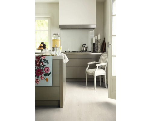 Cuisine claire avec îlot de cuisine, hotte aspirante et coin salon