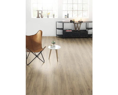 Pièce lumineuse avec sol stratifié, fauteuil, table d''appoint et console