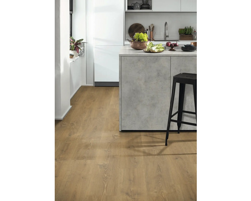 Cuisine claire avec îlot de cuisine, tabouret de bar noir et parquet clair.