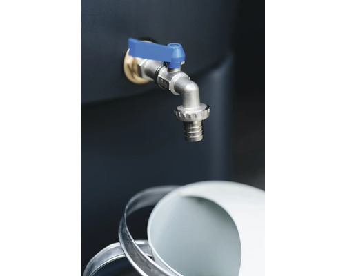 Wasserhahn an einem Regenspeicher mit einem Eimer darunter.