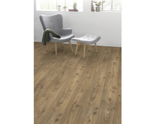 Wohnzimmer mit Laminatboden in Holzoptik, Sessel und Fußhocker