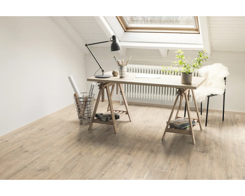 Heller Raum mit Dachfenster, hellem Holzboden, Schreibtisch auf Böcken und Arbeitsmaterialien