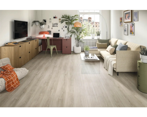 Heller Wohnraum mit Sofa, Schreibtisch und hellem Holzboden