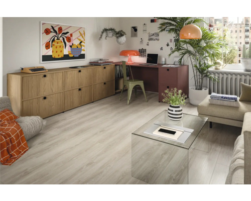 Wohnzimmer mit Kommode, Schreibtisch, Stuhl und Couch auf hellem Holzboden