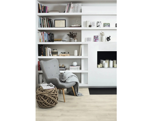 Helles Wohnzimmer mit Bücherregal, Sessel, Seilhocker und Kamin