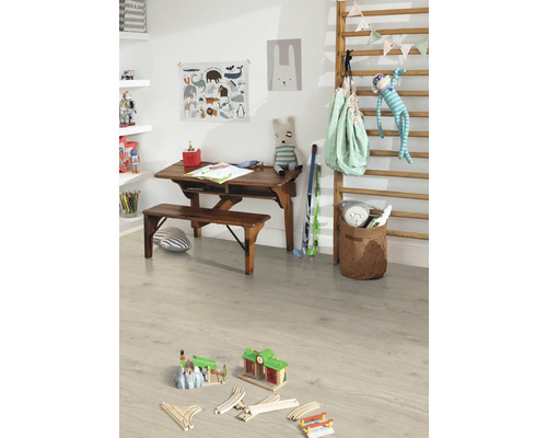 Kinderzimmer mit Holzboden, Schreibtisch und Spielzeug