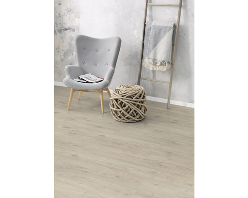 Wohnzimmer mit Sessel, Strickball und Holzleiter mit Decke auf Laminatboden