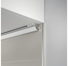 Lampe LED angulaire sous une armoire