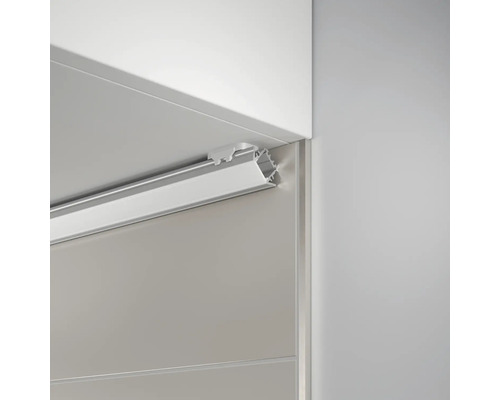 Lampe LED angulaire sous une armoire
