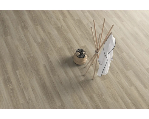 Helle Diele aus Vinylboden mit Holzoptik, Garderobe und Wäschekorb.