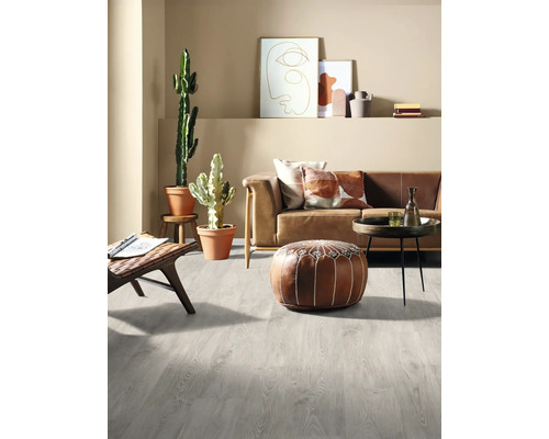 Wohnzimmer mit hellgrauem Laminatboden, Couch, Tisch und Dekorationen.