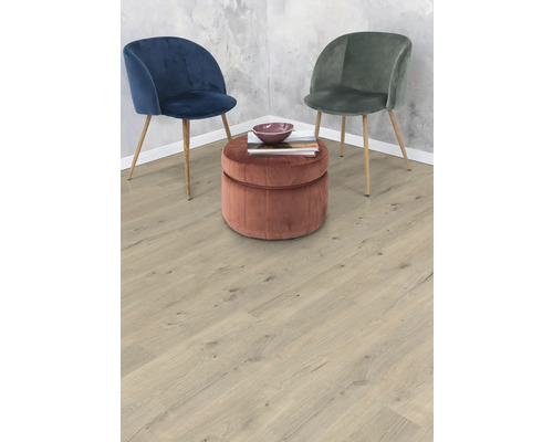 Szene mit zwei Stühlen, einem Hocker und einem Laminatboden.