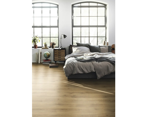 Helles Schlafzimmer mit Holzboden, Bett, Nachttisch und großen Fenstern