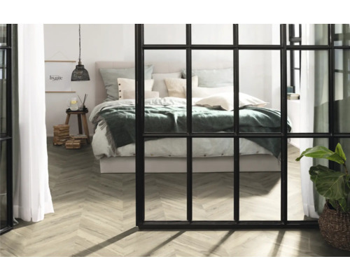 Helles Schlafzimmer mit Bett, Holzfußboden und Raumteiler im Fensterstil