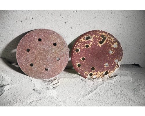 Zwei Schleifscheiben mit Löchern für Schleifarbeiten