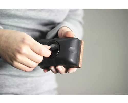 Fliesenreinigungsbürste wird von einer Person gehalten