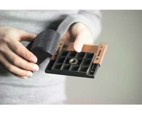 Person montiert Schweißbrennerhals