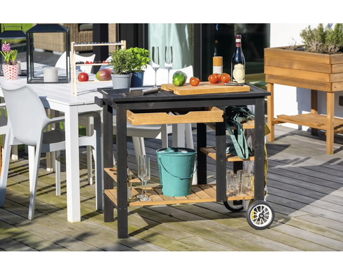 Scène d''extérieur avec table de jardin, chaises et desserte avec étagères et roues