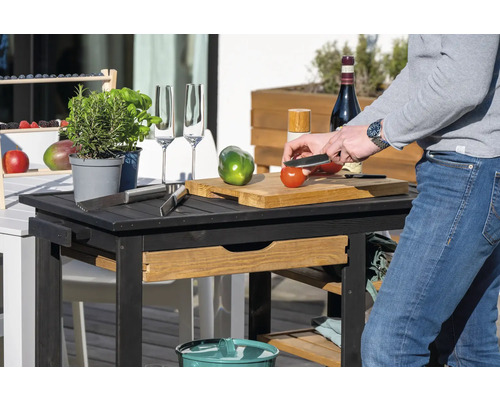 Chariot de service en bois avec tiroir et aliments