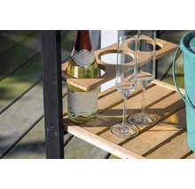 Étagère à vin avec bouteille de vin et flûtes à champagne