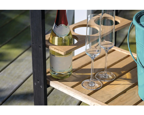 Étagère à vin avec bouteille de vin et flûtes à champagne