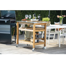 Chariot de grill en bois avec roulettes, surfaces de rangement et plan de travail en acier inoxydable à côté du gril et de la table de jardin