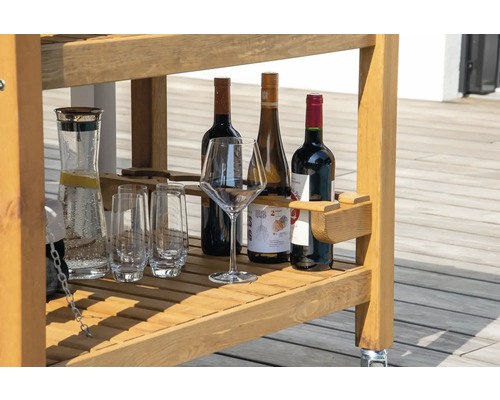 Chariot de bar en bois avec carafe à boissons, verres et bouteilles de vin