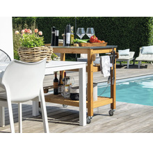 Scène avec un chariot de service en bois sur une terrasse.