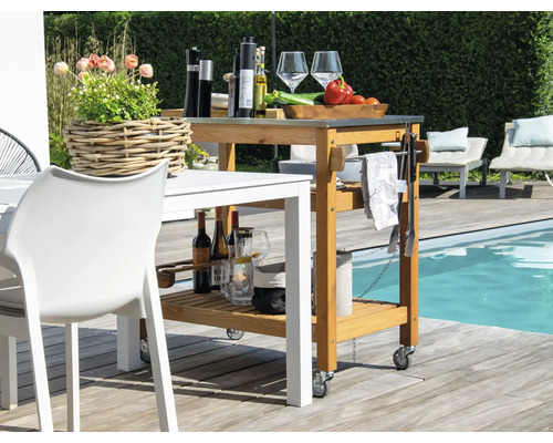 Scène avec un chariot de service en bois sur une terrasse.