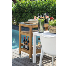 Chariot de service en bois avec roulettes à l''extérieur avec boissons, vaisselle et décoration