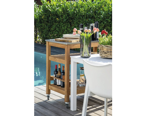 Chariot de service en bois avec roulettes à l''extérieur avec boissons, vaisselle et décoration