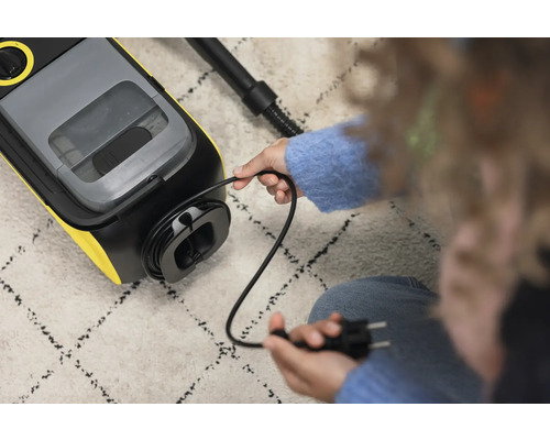 Compartiment à câble sur un aspirateur-injecteur avec fiche