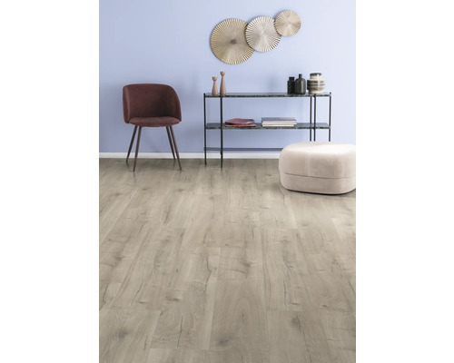 Plancher en bois clair dans une pièce à vivre avec chaise, console et décoration