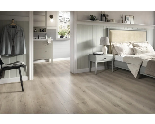 Heller Raum mit Schlafzimmer, Badezimmer und Bodenbelag