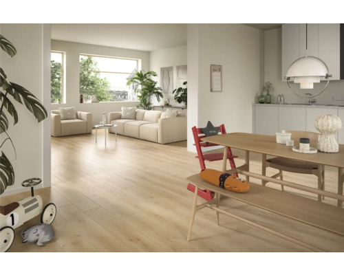 Heller Wohnraum mit Holzboden, Sofa und Essbereich.