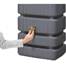 Réservoir d''eau de pluie gris avec robinet doré et main