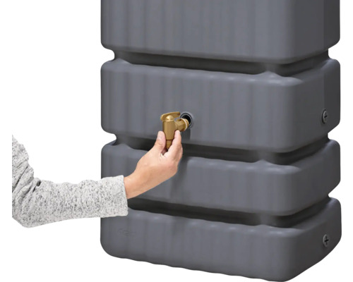 Réservoir d''eau de pluie gris avec robinet doré et main
