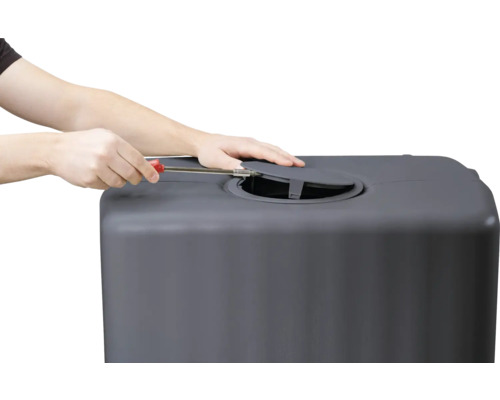 Montage d''un réservoir d''eau de pluie avec un tournevis