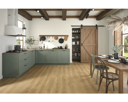 Helle Küche mit grünen Schränken, Holzbalken und großem Holztisch