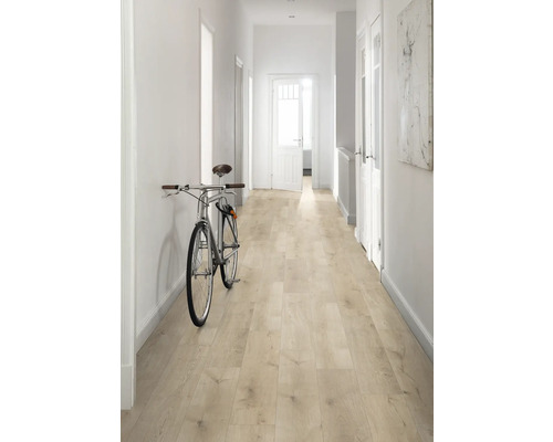 Flur mit hellem Holzboden, weißen Wänden und einem Fahrrad