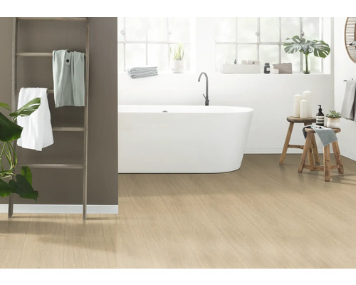 Badezimmer mit Badewanne, Leiter und hellem Holzboden