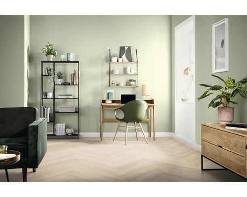 Wohnzimmer mit Schreibtisch, Stuhl, Regal und Sofa in hellem Design